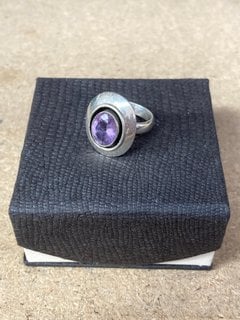 A STONE SET SOLID STERLING SILVER RING: LOCATION - AR9