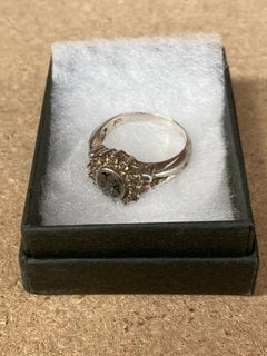 A STONE SET SOLID STERLING SILVER RING: LOCATION - AR9