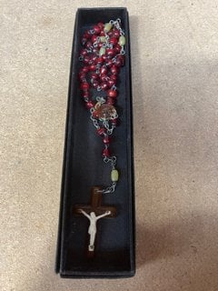 A VINTAGE ROSARY, BOXED: LOCATION - AR9