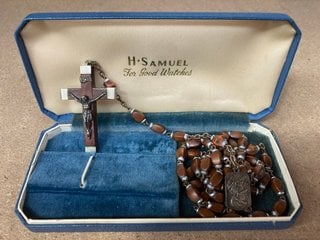 A VINTAGE ROSARY, BOXED: LOCATION - AR9