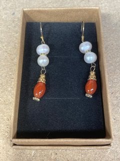 A PAIR OF GOLD COLOURED GILT EARRINGS: LOCATION - AR9