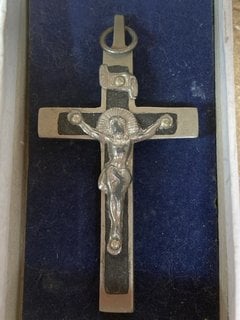 AN ANTIQUE CRUCIFIX, BOXED: LOCATION - AR9