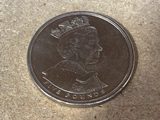 A 2002 QUEEN ELIZABETH COMMEMORATIVE FIVE POUND COIN: LOCATION - AR9