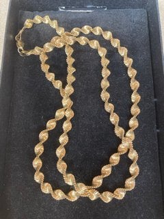 A GOLD COLOURED NECKLACE: LOCATION - AR9