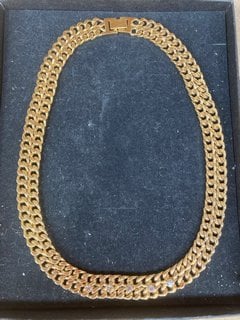 A GOLD COLOURED NECKLACE: LOCATION - AR9