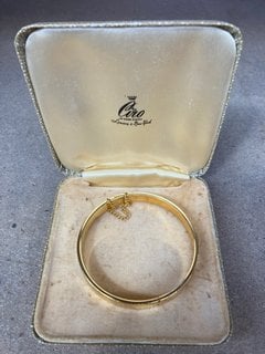 A 22 CARAT GOLD COLOURED BRACELET IN VINTAGE BOX: LOCATION - AR9