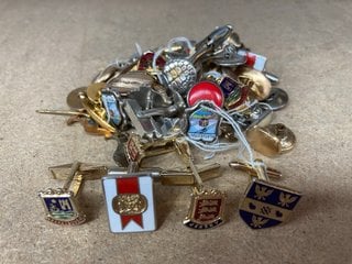 A LARGE COLLECTION OF PAIRS OF VINTAGE CUFFLINKS: LOCATION - AR9