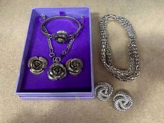 A SILVER COLOURED NECKLACE AND EARRINGS, BOXED: LOCATION - AR9