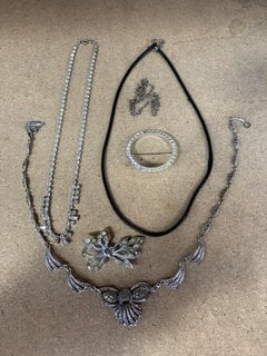 A COLLECTION OF VINTAGE JEWELLERY IN A BOX: LOCATION - AR9