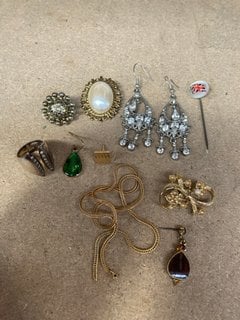 A COLLECTION OF VINTAGE JEWELLERY IN A BOX: LOCATION - AR9