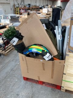 PALLET OF ASSORTED ITEMS TO INCLUDE FAUX PLANT TRELLIS & LARGE COLOURED HOOPS: LOCATION - B3 (KERBSIDE PALLET DELIVERY)