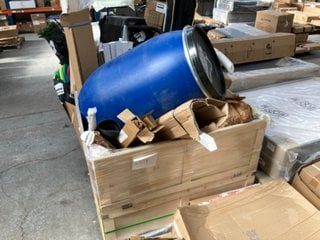 PALLET OF ASSORTED ITEMS TO INCLUDE LARGE BLUE WATER BUTT: LOCATION - B3 (KERBSIDE PALLET DELIVERY)