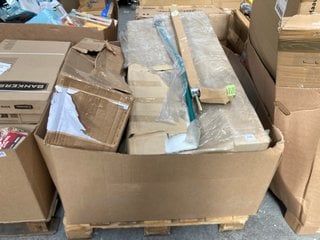 PALLET OF ASSORTED ITEMS TO INCLUDE LARGE RUG IN MULTI COLOUR GEOMETRIC PATTERNS: LOCATION - B9 (KERBSIDE PALLET DELIVERY)