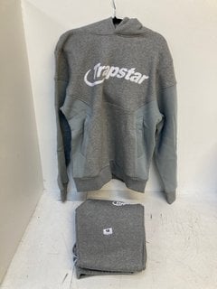 TRAPSTAR MENS FLEECE LOGO PRINT TRACKSUIT SET IN GREY SIZE: XL RRP - £349: LOCATION - WHITE BOOTH