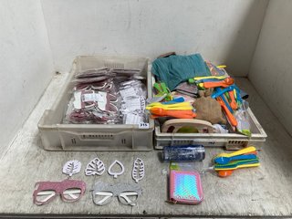 QTY OF ASSORTED CHILDRENS ITEMS TO INCLUDE QTY OF MOUNTAIN WAREHOUSE 4 PERSON CUTLERY PLASTIC SETS: LOCATION - A18