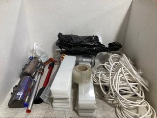 QTY OF ASSORTED ITEMS TO INCLUDE 2 X DYSON FLOOR ATTACHMENT PIECES: LOCATION - B21