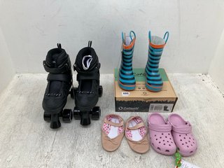 4 X ASSORTED CHILDRENS SHOES TO INCLUDE CLASSIC RUBBER CROCS IN LIGHT PINK SIZE: 9: LOCATION - B9