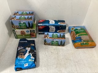 7 X ASSORTED PET FOOD ITEMS TO INCLUDE PURINA FELIX DOUBLY DELICIOUS SALMON AND VEGETABLES DRIED CAT FOOD 2KG BB: 11/25: LOCATION - B9