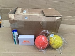 QTY OF ASSORTED SPORT ITEMS TO INCLUDE QTY OF FOAM DODGEBALLS IN VARIOUS COLOURS: LOCATION - B7