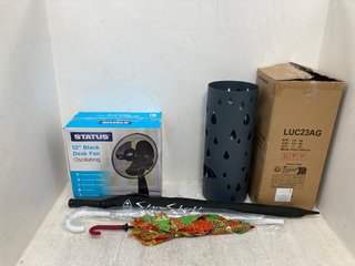 5 X ASSORTED ITEMS TO INCLUDE STATUS 12'' BLACK DESK FAN & 3 X ASSORTED OUTDOOR UMBRELLAS: LOCATION - C3