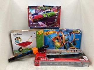 5 X ASSORTED CHILDRENS TOYS TO INCLUDE HOT WHEELS CORKSCREW CRASH LOOPING INFERNAL TOY CAR PLAY SET: LOCATION - C7