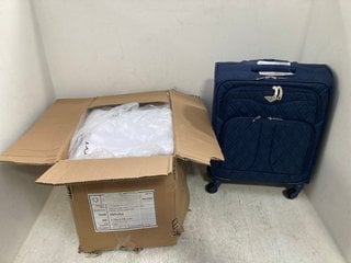 BOX OF PLAIN WHITE TABLE CLOTHS TO INCLUDE FLIGHT KNIGHT TEXTURED SMALL SUITCASE IN NAVY: LOCATION - C21