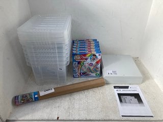 QTY OF ASSORTED ITEMS TO INCLUDE MEDIUM SIZED CLEAR PLASTIC STORAGE BOXES WITH LIDS AND JOHN ADAMS BLO PENS RAINBOW SETS: LOCATION - D16