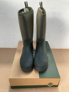 THE ORIGINAL MUCK COMPANY CHORE RUBBER AND FABRIC WELLIES IN DARK GREEN SIZE: 10: LOCATION - D10