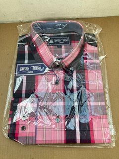 QTY OF LAVISH TREND CHECK PATTERNED BUTTON UP SHIRTS IN PINK SIZE: XL: LOCATION - D9