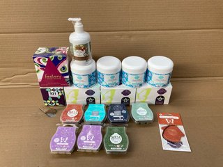 QTY OF ASSORTED ITEMS TO INCLUDE 7 X ASSORTED SCENT SCENTSY WAX MELTS: LOCATION - D8