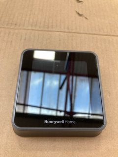 QTY OF HONEYWELL T6 WIRED SMART THERMOSTATS: LOCATION - D6