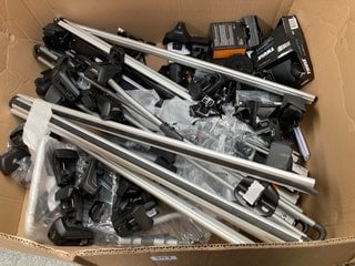 PALLET OF ASSORTED VEHICLE ROOF BARS AND ACCESSORIES TO INCLUDE ASSORTED MOUNTING FEET AND LOCKABLE STRAP KIT: LOCATION - C2 (KERBSIDE PALLET DELIVERY)