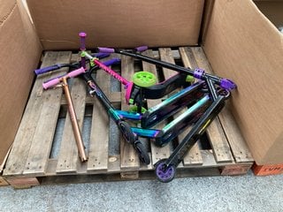 QTY OF ASSORTED KIDS SCOOTERS TO INCLUDE GET SET GO TRI WHEEL SCOOTER AND INVERT STUNT SCOOTER: LOCATION - C2