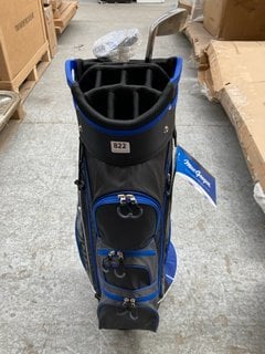 MACGREGOR GOLF BAG IN BLUE WHITE & BLACK TO INCLUDE 2 X ASSORTED GOLF CLUBS: LOCATION - A2