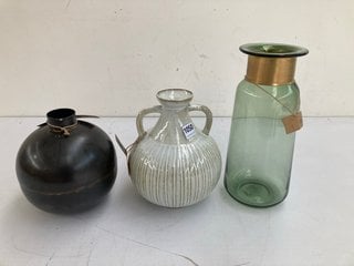 3 X ASSORTED NKUKU VASES TO INCLUDE ENDO RECYCLED IRON VASE IN BLACK: LOCATION - BR4