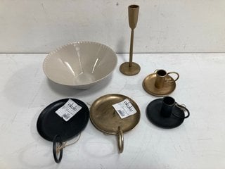 QTY OF ASSORTED NKUKU HOUSEHOLD ITEMS TO INCLUDE 2 X DIMALI METAL CANDLE HOLDERS WITH HANDLES IN BLACK/ANTIQUE BRASS: LOCATION - BR4