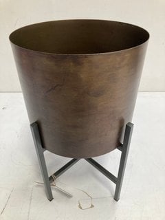 NKUKU JUONI SMALL IRON PLANTER IN AGED ANTIQUE BRASS - RRP £95.00: LOCATION - BR4