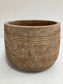 NKUKU ZADIE LARGE TERRACOTTA PLANTER IN NATURAL - RRP £150.00: LOCATION - BR4