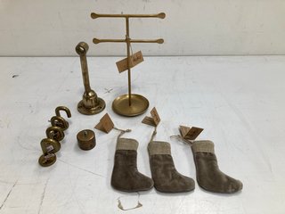 QTY OF ASSORTED NKUKU ITEMS TO INCLUDE LIMAN JEWELLERY STAND IN ANTIQUE BRASS: LOCATION - BR5