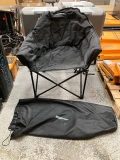 DELUXE STYLE FOLDING CAMPING CHAIR IN GREY WITH STORAGE CARRY BAG IN BLACK: LOCATION - BR8