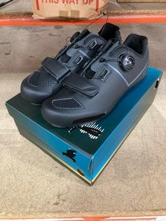 ROAD CYCLE SHOES IN BLACK : SIZE 7 UK: LOCATION - BR9