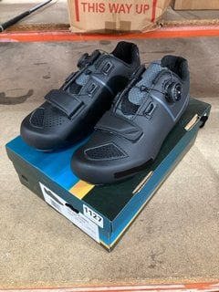 ROAD CYCLE SHOES IN BLACK : SIZE 7 UK: LOCATION - BR9