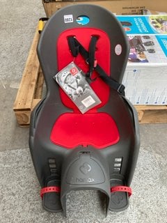 HAMAX REAR MOUNTED CHILDRENS BIKE SEAT IN RED/GREY: LOCATION - CR7