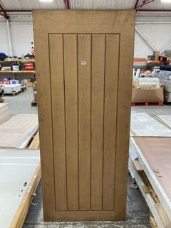 LIGHT WOODEN INTERIOR DOOR WITH CUT OUT GROOVE DETAIL RRP £98: LOCATION - BR1