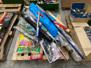 PALLET OF ASSORTED OUTDOOR ITEMS TO INCLUDE SPEAR & JACKSON RAZORSHARP TREE PRUNER (PLEASE NOTE: 18+YEARS ONLY. ID MAY BE REQUIRED): LOCATION - B8 (KERBSIDE PALLET DELIVERY)