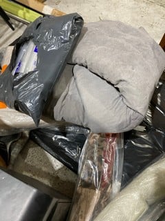 A QTY OF ITEMS TO INCLUDE CUSHIONS