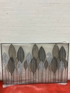 A PALLET TO INCLUDE MTL LEAF WALL DECOR 59"W,37"H