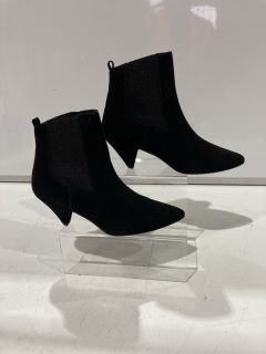 2 X AND/OR SHOES TO INCLUDE ROBBIE SUEDE BOOTS BLACK SIZE 6 AND BLACK PALM BK BOOTS SIZE EUR 41 TOTAL RRP £128