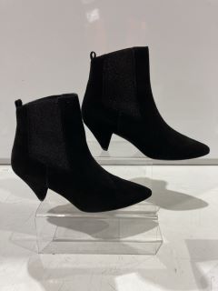 2 X AND/OR SHOES TO INCLUDE ROBBIE SUEDE BOOTS BLACK SIZE 7 AND PILOT BRTN TAN BOOTS SIZE EUR 37 TOTAL RRP £88