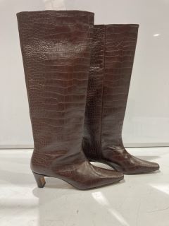 2 X JOHN LEWIS SHOES TO INCLUDE LYNDIE LONG BOOTS BROWN CROC LEATHER SIZE 8 AND SAVANNAH NTBE TAN SIZE EUR 41 TOTAL RRP £169